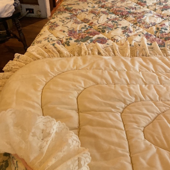 Croscill Bedding Vintage Crosscill Floral Twin Comforter Lace Trim
